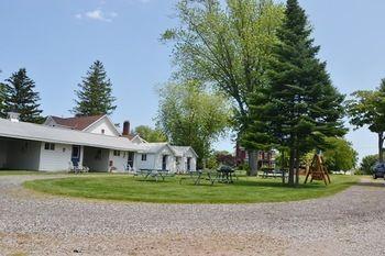 Lucky Horseshoe Cabins Hotel Au Sable Esterno foto