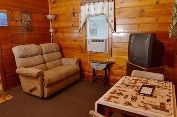 Lucky Horseshoe Cabins Hotel Au Sable Esterno foto