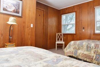 Lucky Horseshoe Cabins Hotel Au Sable Esterno foto