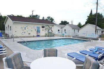 Lucky Horseshoe Cabins Hotel Au Sable Esterno foto